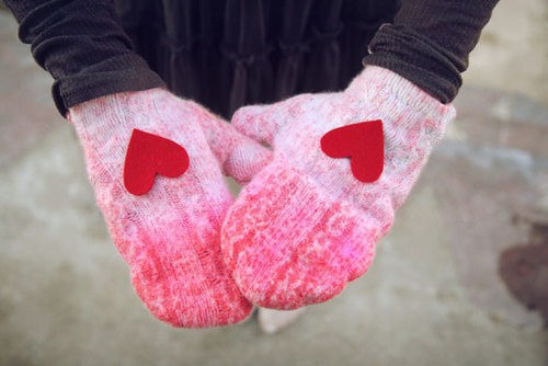 Một đôi tất tay có hình trái tim kèm theo sẽ làm vừa lòng bạn gái của bạn, nhất là lúc miền Bắc còn trong tiết trời lạnh giá.